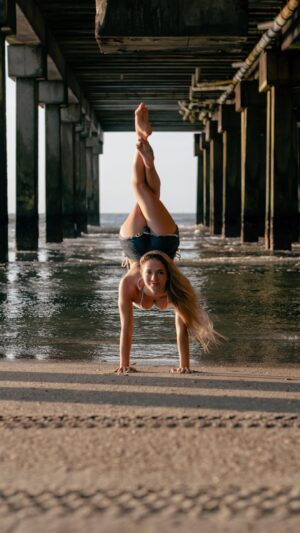 Emerald Gordon Wulf Instagram - Little early morning handstand flow with @reneechoiphotography before work at @thehookac The beach in Atlantic City is BEAUTIFUL at sunrise and we had it all to ourselves! #flexibility #contortion #contortionist #flexible #circus #cirque #circuslife #handstand #beach #yoga #yogalife #beach #beachlife #sunrise #beachphotography #yogaphotography #bikini