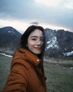 Emily Chan Instagram - 要從城市開三小時才來到的Ribvono，彷彿與世隔絕。
這裡的煙火味和城市的不一樣，冬天才是遊子們回鄉的季節 ❄️
站在路上的時候會想，為什麼會有這麼善良的人們呢？即使在大街上拍攝，他們還是不斷地請我們吃糕點麵包，我的肚子已經圓鼓鼓的了，長得太圓回到馬來西亞被擁抱的時候一定會被發現長肉了。
这里天气很冷很冷，但心是暖的。

新一年的开始在被雪山环绕的古老山村度过，值得紀念。

今天开始拍摄就要进入最忙的阶段了。趁这之前发几张照留念哈哈。

#保加利亚 
#Ribnovo