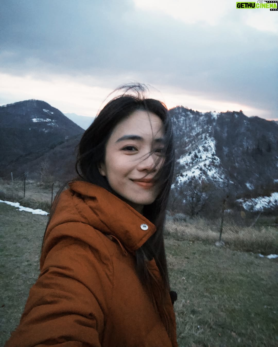 Emily Chan - 17.5K Likes - 要從城市開三小時才來到的Ribvono，彷彿與世隔絕。
這裡的煙火味和城市的不一樣，冬天才是遊子們回鄉的季節 ❄️
站在路上的時候會想，為什麼會有這麼善良的人們呢？即使在大街上拍攝，他們還是不斷地請我們吃糕點麵包，我的肚子已經圓鼓鼓的了，長得太圓回到馬來西亞被擁抱的時候一定會被發現長肉了。
这里天气很冷很冷，但心是暖的。

新一年的开始在被雪山环绕的古老山村度过，值得紀念。

今天开始拍摄就要进入最忙的阶段了。趁这之前发几张照留念哈哈。

#保加利亚 
#Ribnovo