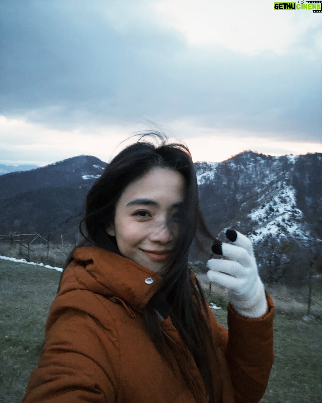 Emily Chan - 17.5K Likes - 要從城市開三小時才來到的Ribvono，彷彿與世隔絕。
這裡的煙火味和城市的不一樣，冬天才是遊子們回鄉的季節 ❄️
站在路上的時候會想，為什麼會有這麼善良的人們呢？即使在大街上拍攝，他們還是不斷地請我們吃糕點麵包，我的肚子已經圓鼓鼓的了，長得太圓回到馬來西亞被擁抱的時候一定會被發現長肉了。
这里天气很冷很冷，但心是暖的。

新一年的开始在被雪山环绕的古老山村度过，值得紀念。

今天开始拍摄就要进入最忙的阶段了。趁这之前发几张照留念哈哈。

#保加利亚 
#Ribnovo