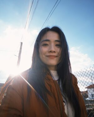 Emily Chan Instagram - 要從城市開三小時才來到的Ribvono，彷彿與世隔絕。
這裡的煙火味和城市的不一樣，冬天才是遊子們回鄉的季節 ❄️
站在路上的時候會想，為什麼會有這麼善良的人們呢？即使在大街上拍攝，他們還是不斷地請我們吃糕點麵包，我的肚子已經圓鼓鼓的了，長得太圓回到馬來西亞被擁抱的時候一定會被發現長肉了。
这里天气很冷很冷，但心是暖的。

新一年的开始在被雪山环绕的古老山村度过，值得紀念。

今天开始拍摄就要进入最忙的阶段了。趁这之前发几张照留念哈哈。

#保加利亚 
#Ribnovo