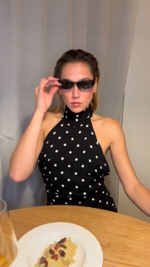 Emma Drobná Instagram - 🇮🇹Pri carbonare platí viac než kdekoľvek inde, že kvalitné suroviny sú základ – chuť je potom neporovnateľne bohatšia a autentická.
Všetky potrebné suroviny nájdeš v @yemepotraviny – od pravého guanciale, cez kvalitný parmezán až po čerstvé vajcia.
🍝🍝🍝

Ingrediencie:
	•	400 g špagiet Morelli
	•	150 g guanciale Peveri Carlo (alebo pancetty)
	•	1 celé bio vajce Yeme/Šataník   3 až 4 žĺtka (všetky izbovej teploty, aby sa nezrazili pri kontakte s horúcimi cestovinami)
	•	cca 80 – 100 g jemne nastrúhaného Parmigiano Reggiano DOP (alebo Pecorino Romano DOP)
	•	čerstvo mleté bio čierne korenie Mill & Mortar (nešetriť!)
	•	soľ (do vody na cestoviny a prípadne na dochutenie) 
Postup receptu je v komentári