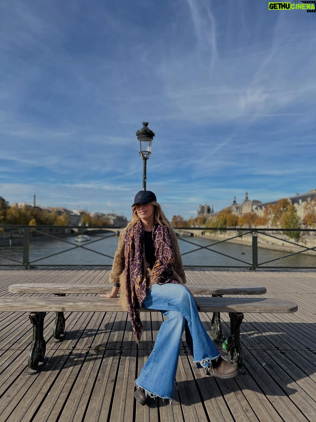Emma García - 3.9K Likes - Siempre quiero volver a …París 💙🤍❤️