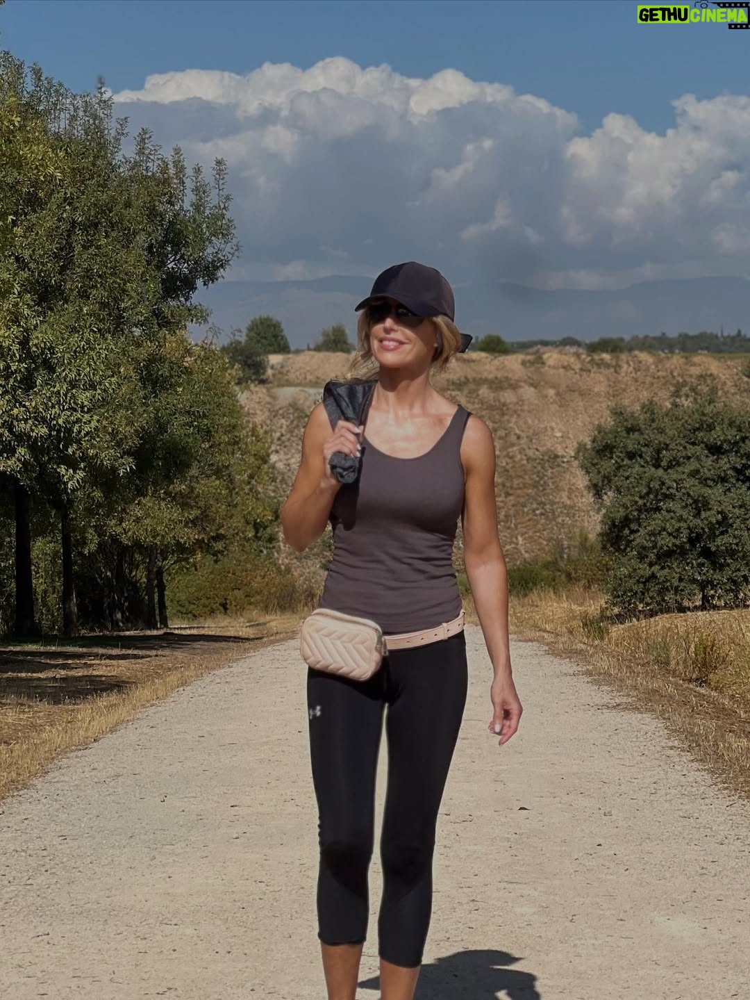 Emma García - 5.2K Likes - Como dice @_danimartin_ “ Caminar, poner sonrisa a cada paso y respirar “ 😘