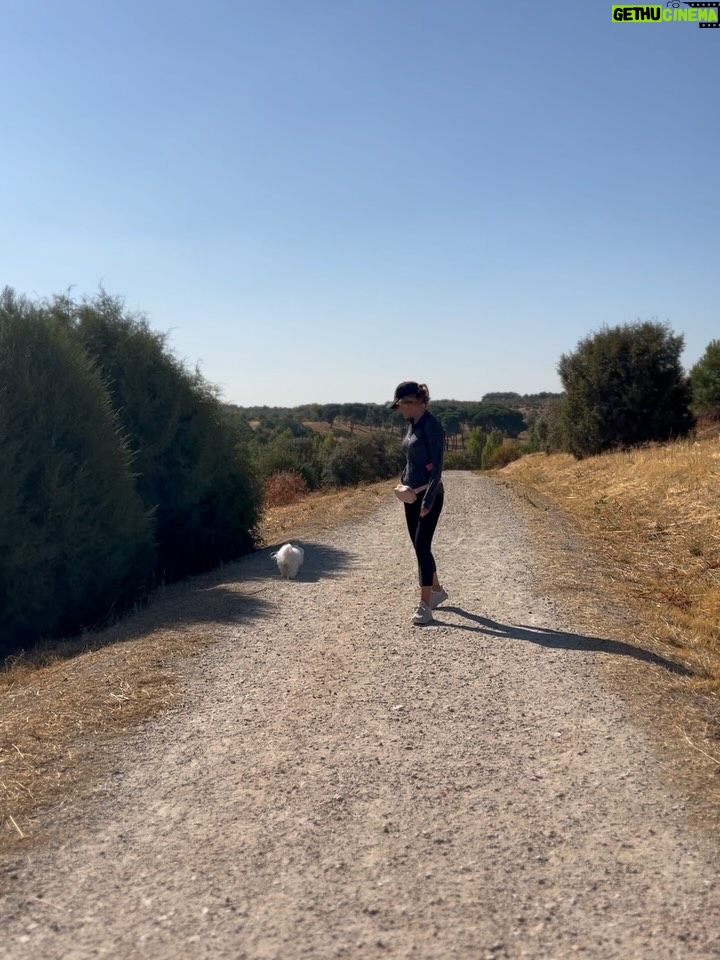 Emma García - 5.2K Likes - Como dice @_danimartin_ “ Caminar, poner sonrisa a cada paso y respirar “ 😘