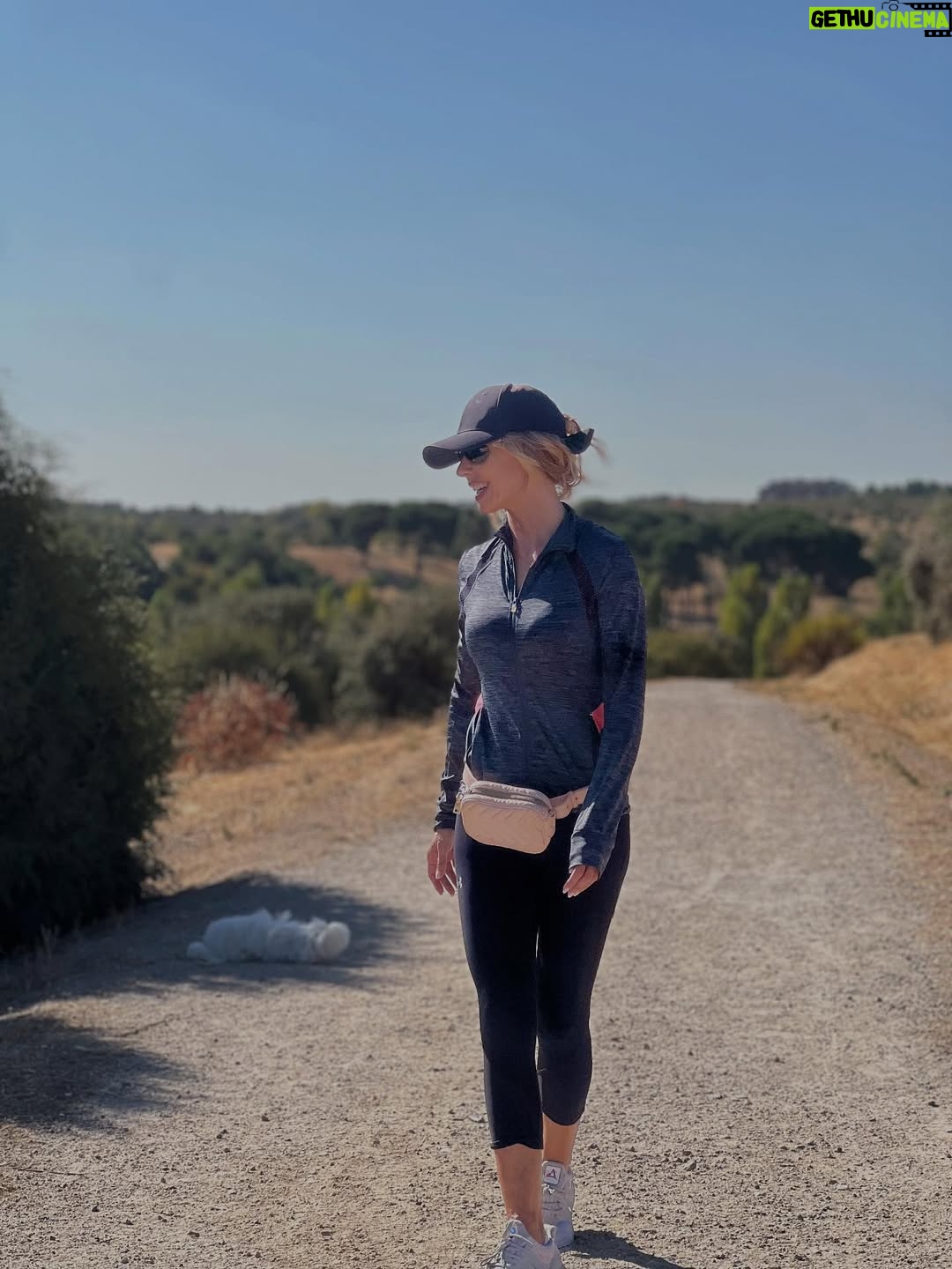 Emma García - 5.2K Likes - Como dice @_danimartin_ “ Caminar, poner sonrisa a cada paso y respirar “ 😘