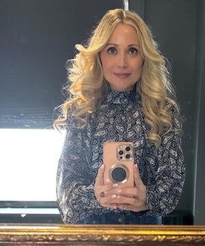 Emme Rylan Instagram - Cause I’ll rise up. #mygrandplan 

(Thank you @whisperstyleteam_ for the fabulous look on set today. 😘)