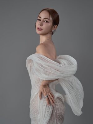 Emmie Reis Instagram - 今天直接把海浪穿上身🌊

感謝我的金鐘團隊！
還有所有支持我、幫助過我的各位

讓我今天可以最閃耀最美✨

Dress @wernar_wedding @hacchic_couture 
Jewelry @heartsonfire 
Heels @renecaovilla.tw @renecaovilla 
Hair @four_janet 
Makeup @miss.naomi_makeup 
Stylist @yoyo1010756 
Photographer @bbmanthe_li 

#金鐘60 
#GBA2025
#上船了各位