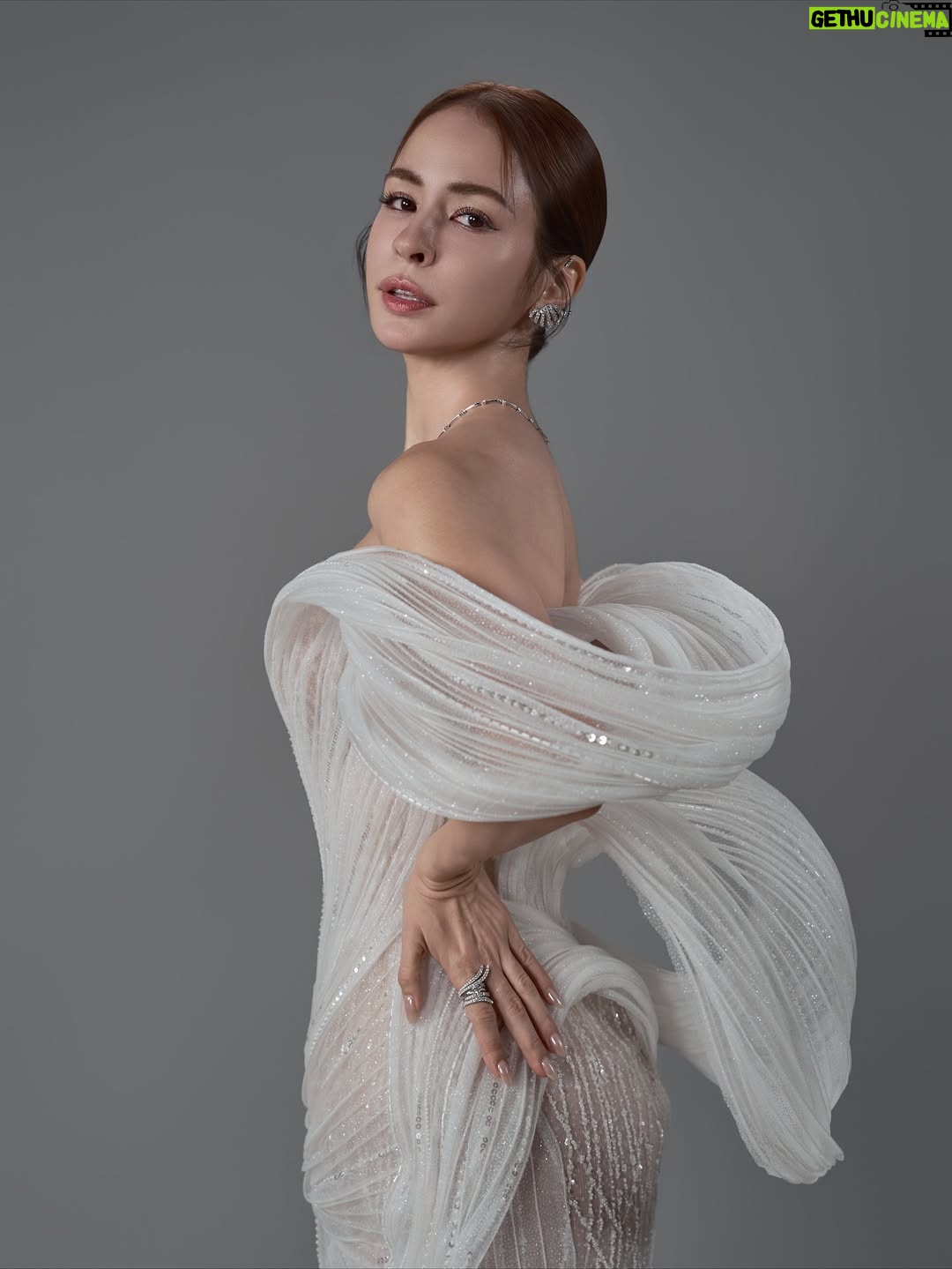 Emmie Reis - 10.8K Likes - 今天直接把海浪穿上身🌊

感謝我的金鐘團隊！
還有所有支持我、幫助過我的各位

讓我今天可以最閃耀最美✨

Dress @wernar_wedding @hacchic_couture 
Jewelry @heartsonfire 
Heels @renecaovilla.tw @renecaovilla 
Hair @four_janet 
Makeup @miss.naomi_makeup 
Stylist @yoyo1010756 
Photographer @bbmanthe_li 

#金鐘60 
#GBA2025
#上船了各位