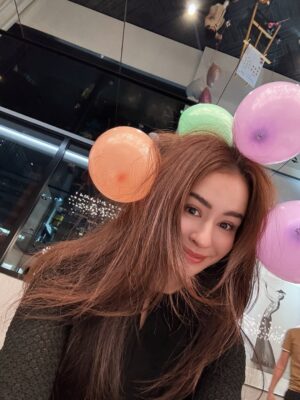 Emmie Reis Instagram - 上週下了台中四天，
陪伴兩個生命共同體一起長大
的那些瞬間
@holycathaha 

那幾天天氣異常的冷
但是心裡好暖，
可能是因為感受到了好多的愛跟期盼

古靈精怪的妳，
現在多了一份溫柔與踏實
就知道妳準備好了！

還有幾個月，
歡迎小金豆來到這個世界啊！

好多的美好跟愛等著你🤍

#世界上最美的生物是孕婦
#我以為妹子會變浪漫
#結果她說要趁現在當孕婦橫著走 😂