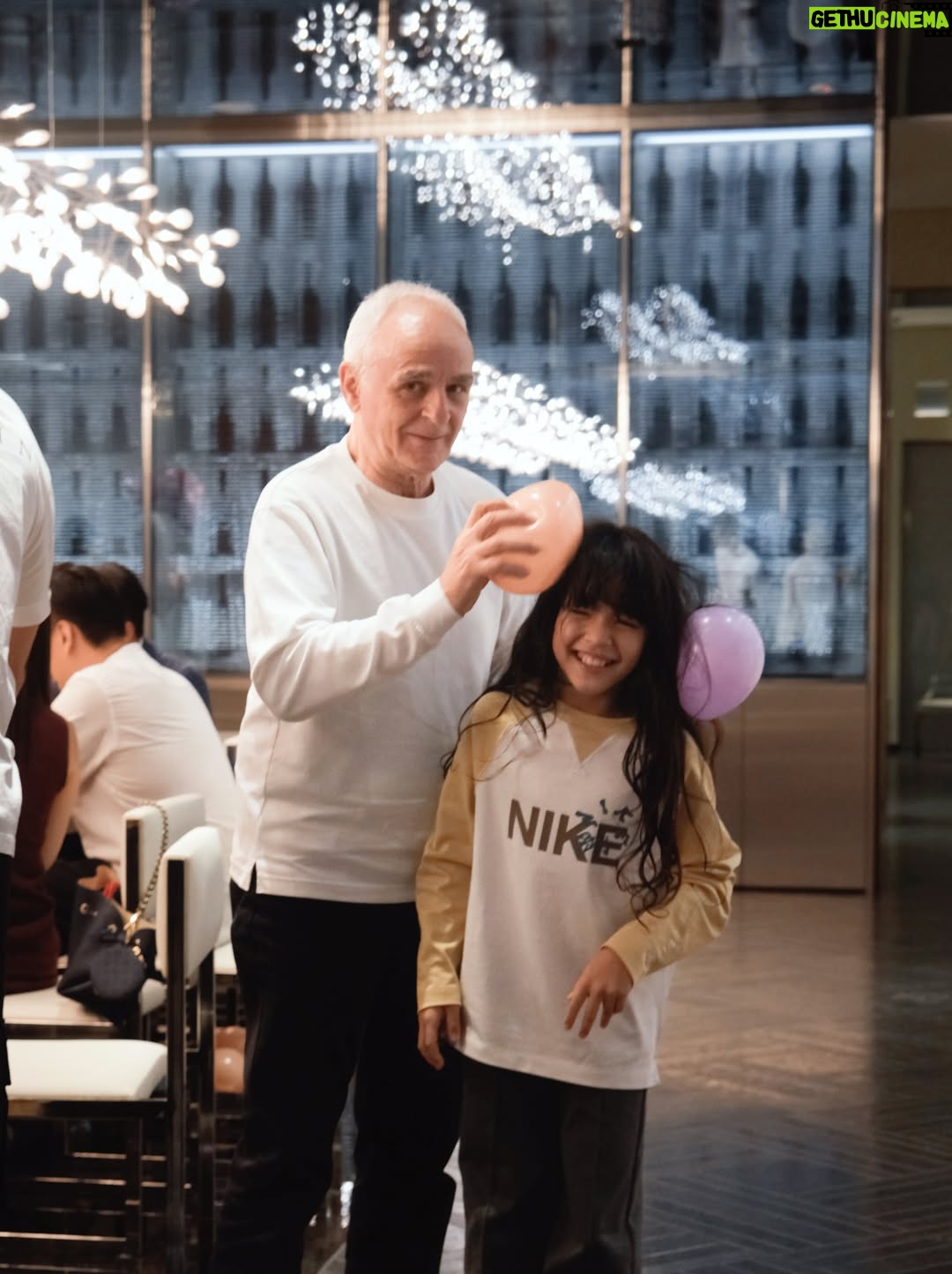 Emmie Reis - 12.9K Likes - 上週下了台中四天，
陪伴兩個生命共同體一起長大
的那些瞬間
@holycathaha 

那幾天天氣異常的冷
但是心裡好暖，
可能是因為感受到了好多的愛跟期盼

古靈精怪的妳，
現在多了一份溫柔與踏實
就知道妳準備好了！

還有幾個月，
歡迎小金豆來到這個世界啊！

好多的美好跟愛等著你🤍

#世界上最美的生物是孕婦
#我以為妹子會變浪漫
#結果她說要趁現在當孕婦橫著走 😂