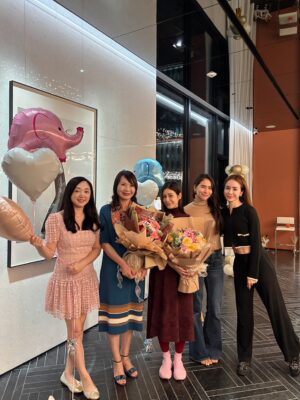 Emmie Reis Instagram - 上週下了台中四天，
陪伴兩個生命共同體一起長大
的那些瞬間
@holycathaha 

那幾天天氣異常的冷
但是心裡好暖，
可能是因為感受到了好多的愛跟期盼

古靈精怪的妳，
現在多了一份溫柔與踏實
就知道妳準備好了！

還有幾個月，
歡迎小金豆來到這個世界啊！

好多的美好跟愛等著你🤍

#世界上最美的生物是孕婦
#我以為妹子會變浪漫
#結果她說要趁現在當孕婦橫著走 😂