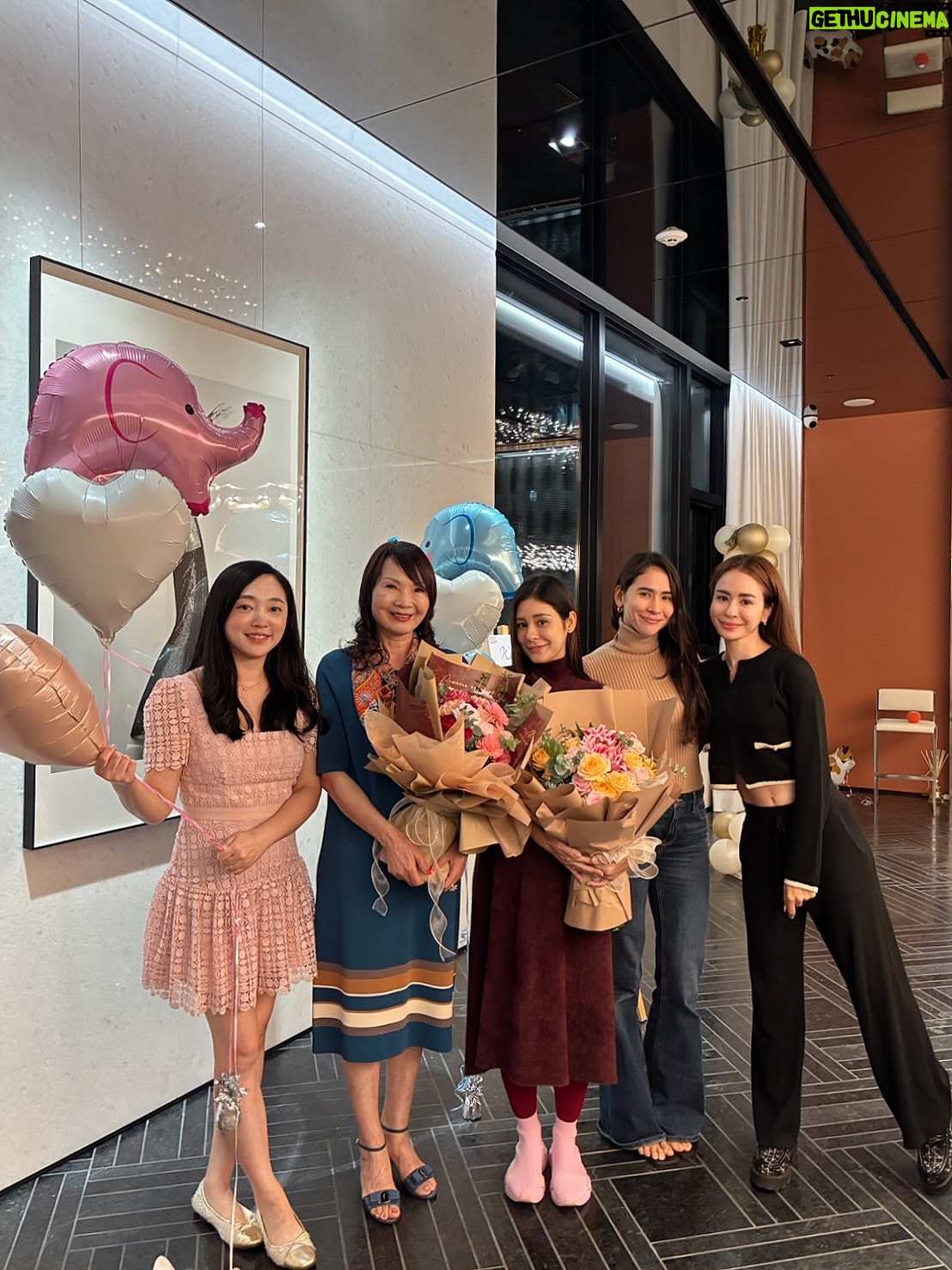 Emmie Reis - 12.9K Likes - 上週下了台中四天，
陪伴兩個生命共同體一起長大
的那些瞬間
@holycathaha 

那幾天天氣異常的冷
但是心裡好暖，
可能是因為感受到了好多的愛跟期盼

古靈精怪的妳，
現在多了一份溫柔與踏實
就知道妳準備好了！

還有幾個月，
歡迎小金豆來到這個世界啊！

好多的美好跟愛等著你🤍

#世界上最美的生物是孕婦
#我以為妹子會變浪漫
#結果她說要趁現在當孕婦橫著走 😂
