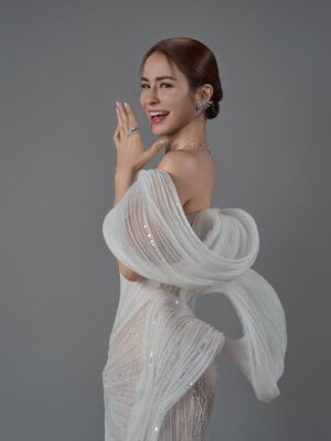 Emmie Reis Instagram - 今天直接把海浪穿上身🌊

感謝我的金鐘團隊！
還有所有支持我、幫助過我的各位

讓我今天可以最閃耀最美✨

Dress @wernar_wedding @hacchic_couture 
Jewelry @heartsonfire 
Heels @renecaovilla.tw @renecaovilla 
Hair @four_janet 
Makeup @miss.naomi_makeup 
Stylist @yoyo1010756 
Photographer @bbmanthe_li 

#金鐘60 
#GBA2025
#上船了各位