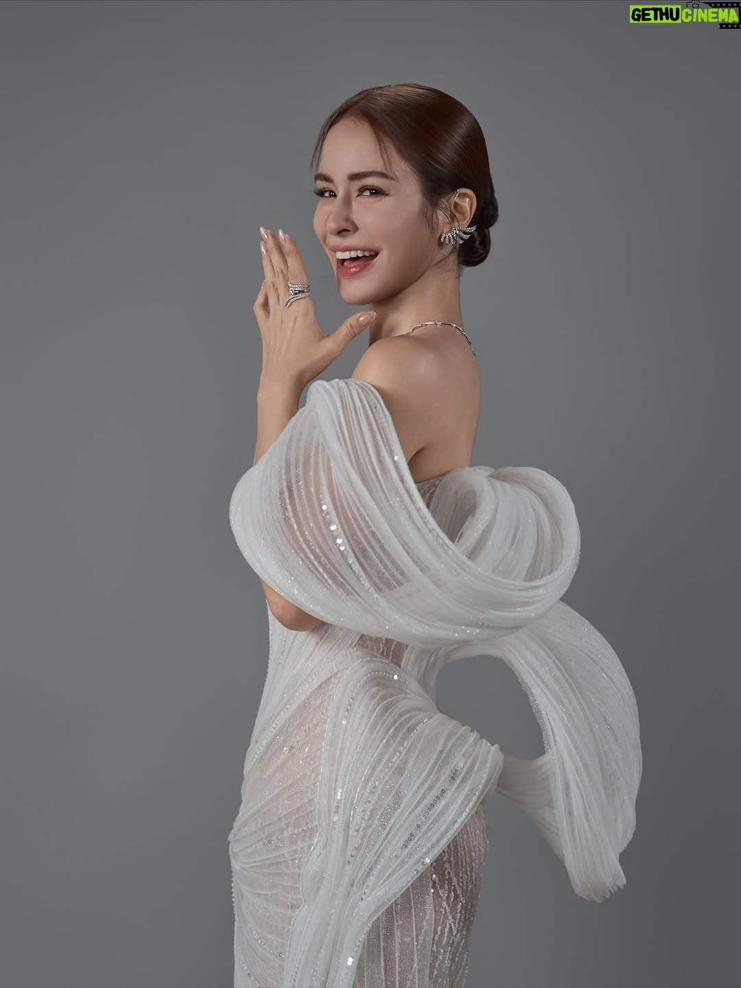Emmie Reis - 10.8K Likes - 今天直接把海浪穿上身🌊

感謝我的金鐘團隊！
還有所有支持我、幫助過我的各位

讓我今天可以最閃耀最美✨

Dress @wernar_wedding @hacchic_couture 
Jewelry @heartsonfire 
Heels @renecaovilla.tw @renecaovilla 
Hair @four_janet 
Makeup @miss.naomi_makeup 
Stylist @yoyo1010756 
Photographer @bbmanthe_li 

#金鐘60 
#GBA2025
#上船了各位