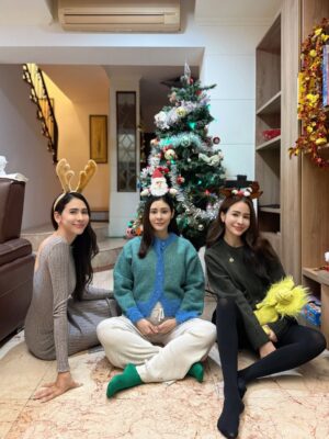 Emmie Reis Instagram - 雷雷們祝大家聖誕快樂！
💫🎄☃️

My favorite holiday of a year!
Full of love, hugs n blessings with family n friends

2026年新希望：
心想、放輕鬆、事便成：）❤️