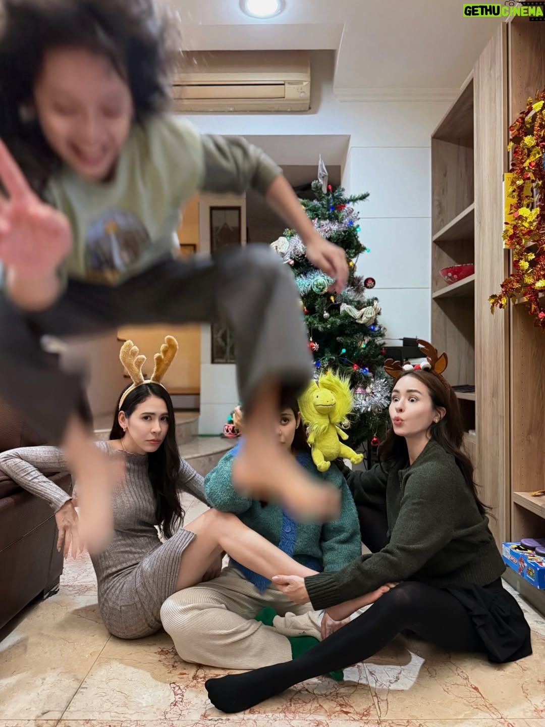 Emmie Reis - 10K Likes - 雷雷們祝大家聖誕快樂！
💫🎄☃️

My favorite holiday of a year!
Full of love, hugs n blessings with family n friends

2026年新希望：
心想、放輕鬆、事便成：）❤️
