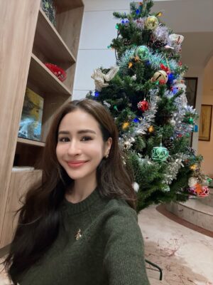 Emmie Reis Instagram - 雷雷們祝大家聖誕快樂！
💫🎄☃️

My favorite holiday of a year!
Full of love, hugs n blessings with family n friends

2026年新希望：
心想、放輕鬆、事便成：）❤️