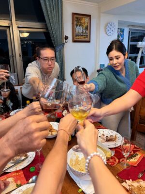 Emmie Reis Instagram - 雷雷們祝大家聖誕快樂！
💫🎄☃️

My favorite holiday of a year!
Full of love, hugs n blessings with family n friends

2026年新希望：
心想、放輕鬆、事便成：）❤️