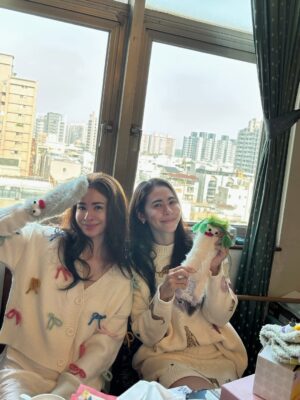 Emmie Reis Instagram - 雷雷們祝大家聖誕快樂！
💫🎄☃️

My favorite holiday of a year!
Full of love, hugs n blessings with family n friends

2026年新希望：
心想、放輕鬆、事便成：）❤️