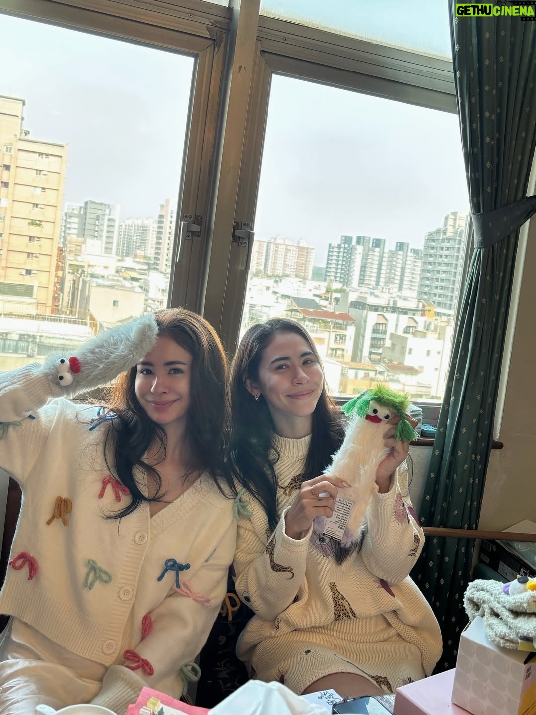Emmie Reis - 10K Likes - 雷雷們祝大家聖誕快樂！
💫🎄☃️

My favorite holiday of a year!
Full of love, hugs n blessings with family n friends

2026年新希望：
心想、放輕鬆、事便成：）❤️