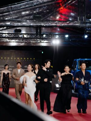Emmie Reis Instagram - 沉澱了幾天…

其實沒拿到獎也挺好，
因為人生總有出乎意料的時候

“Surprise!”

樂觀的我們為了重振士氣，
只好把重點轉移：

入圍就代表已經被看見了
紅毯最美也登新聞了
好多長官、前輩來給我們加油代表被認可了！
我們平安順利的划到了石垣島，
現在能夠8位同心又聚在一起就很了不得了
我的家人粉絲都到場
也代表我被愛的徹底了🫶🏻

那我有什麼好不開心的呢？

Smile Emmie,
and keep walking on that dream🌈

Dress @wernar_wedding @hacchic_couture @jasmine_galleria_taipei 
Jewelry @heartsonfire 
Heels @renecaovilla.tw @renecaovilla 
Hair @four_janet 
Makeup @miss.naomi_makeup 
Stylist @yoyo1010756 
Photographer @bbmanthe_li 

#金鐘60 
#GBA2025
#上船了各位