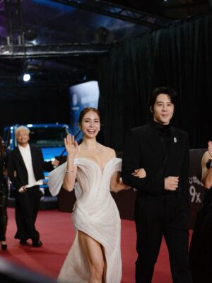 Emmie Reis Instagram - 沉澱了幾天…

其實沒拿到獎也挺好，
因為人生總有出乎意料的時候

“Surprise!”

樂觀的我們為了重振士氣，
只好把重點轉移：

入圍就代表已經被看見了
紅毯最美也登新聞了
好多長官、前輩來給我們加油代表被認可了！
我們平安順利的划到了石垣島，
現在能夠8位同心又聚在一起就很了不得了
我的家人粉絲都到場
也代表我被愛的徹底了🫶🏻

那我有什麼好不開心的呢？

Smile Emmie,
and keep walking on that dream🌈

Dress @wernar_wedding @hacchic_couture @jasmine_galleria_taipei 
Jewelry @heartsonfire 
Heels @renecaovilla.tw @renecaovilla 
Hair @four_janet 
Makeup @miss.naomi_makeup 
Stylist @yoyo1010756 
Photographer @bbmanthe_li 

#金鐘60 
#GBA2025
#上船了各位