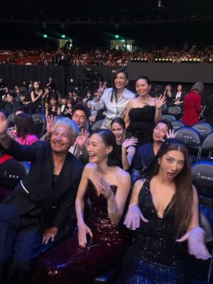 Emmie Reis Instagram - 沉澱了幾天…

其實沒拿到獎也挺好，
因為人生總有出乎意料的時候

“Surprise!”

樂觀的我們為了重振士氣，
只好把重點轉移：

入圍就代表已經被看見了
紅毯最美也登新聞了
好多長官、前輩來給我們加油代表被認可了！
我們平安順利的划到了石垣島，
現在能夠8位同心又聚在一起就很了不得了
我的家人粉絲都到場
也代表我被愛的徹底了🫶🏻

那我有什麼好不開心的呢？

Smile Emmie,
and keep walking on that dream🌈

Dress @wernar_wedding @hacchic_couture @jasmine_galleria_taipei 
Jewelry @heartsonfire 
Heels @renecaovilla.tw @renecaovilla 
Hair @four_janet 
Makeup @miss.naomi_makeup 
Stylist @yoyo1010756 
Photographer @bbmanthe_li 

#金鐘60 
#GBA2025
#上船了各位