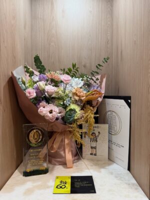 Emmie Reis Instagram - 沉澱了幾天…

其實沒拿到獎也挺好，
因為人生總有出乎意料的時候

“Surprise!”

樂觀的我們為了重振士氣，
只好把重點轉移：

入圍就代表已經被看見了
紅毯最美也登新聞了
好多長官、前輩來給我們加油代表被認可了！
我們平安順利的划到了石垣島，
現在能夠8位同心又聚在一起就很了不得了
我的家人粉絲都到場
也代表我被愛的徹底了🫶🏻

那我有什麼好不開心的呢？

Smile Emmie,
and keep walking on that dream🌈

Dress @wernar_wedding @hacchic_couture @jasmine_galleria_taipei 
Jewelry @heartsonfire 
Heels @renecaovilla.tw @renecaovilla 
Hair @four_janet 
Makeup @miss.naomi_makeup 
Stylist @yoyo1010756 
Photographer @bbmanthe_li 

#金鐘60 
#GBA2025
#上船了各位