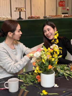 Emmie Reis Instagram - 上週下了台中四天，
陪伴兩個生命共同體一起長大
的那些瞬間
@holycathaha 

那幾天天氣異常的冷
但是心裡好暖，
可能是因為感受到了好多的愛跟期盼

古靈精怪的妳，
現在多了一份溫柔與踏實
就知道妳準備好了！

還有幾個月，
歡迎小金豆來到這個世界啊！

好多的美好跟愛等著你🤍

#世界上最美的生物是孕婦
#我以為妹子會變浪漫
#結果她說要趁現在當孕婦橫著走 😂