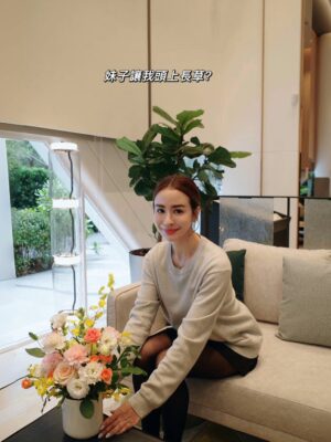 Emmie Reis Instagram - 上週下了台中四天，
陪伴兩個生命共同體一起長大
的那些瞬間
@holycathaha 

那幾天天氣異常的冷
但是心裡好暖，
可能是因為感受到了好多的愛跟期盼

古靈精怪的妳，
現在多了一份溫柔與踏實
就知道妳準備好了！

還有幾個月，
歡迎小金豆來到這個世界啊！

好多的美好跟愛等著你🤍

#世界上最美的生物是孕婦
#我以為妹子會變浪漫
#結果她說要趁現在當孕婦橫著走 😂