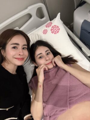 Emmie Reis Instagram - 上週下了台中四天，
陪伴兩個生命共同體一起長大
的那些瞬間
@holycathaha 

那幾天天氣異常的冷
但是心裡好暖，
可能是因為感受到了好多的愛跟期盼

古靈精怪的妳，
現在多了一份溫柔與踏實
就知道妳準備好了！

還有幾個月，
歡迎小金豆來到這個世界啊！

好多的美好跟愛等著你🤍

#世界上最美的生物是孕婦
#我以為妹子會變浪漫
#結果她說要趁現在當孕婦橫著走 😂