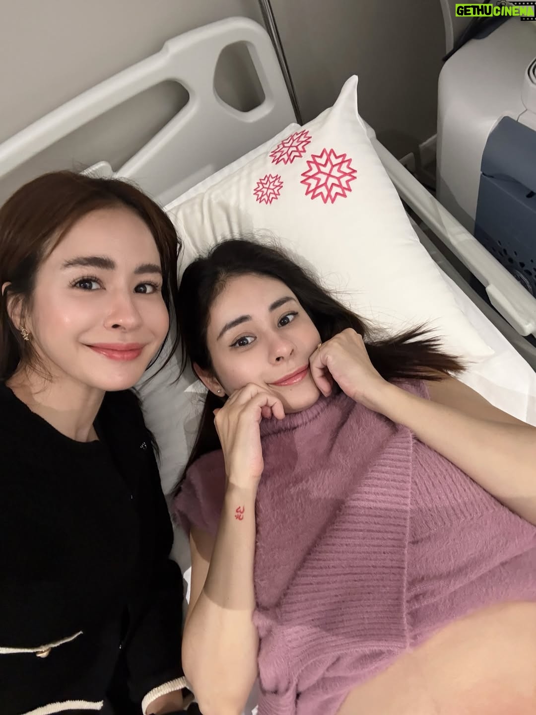 Emmie Reis - 12.9K Likes - 上週下了台中四天，
陪伴兩個生命共同體一起長大
的那些瞬間
@holycathaha 

那幾天天氣異常的冷
但是心裡好暖，
可能是因為感受到了好多的愛跟期盼

古靈精怪的妳，
現在多了一份溫柔與踏實
就知道妳準備好了！

還有幾個月，
歡迎小金豆來到這個世界啊！

好多的美好跟愛等著你🤍

#世界上最美的生物是孕婦
#我以為妹子會變浪漫
#結果她說要趁現在當孕婦橫著走 😂