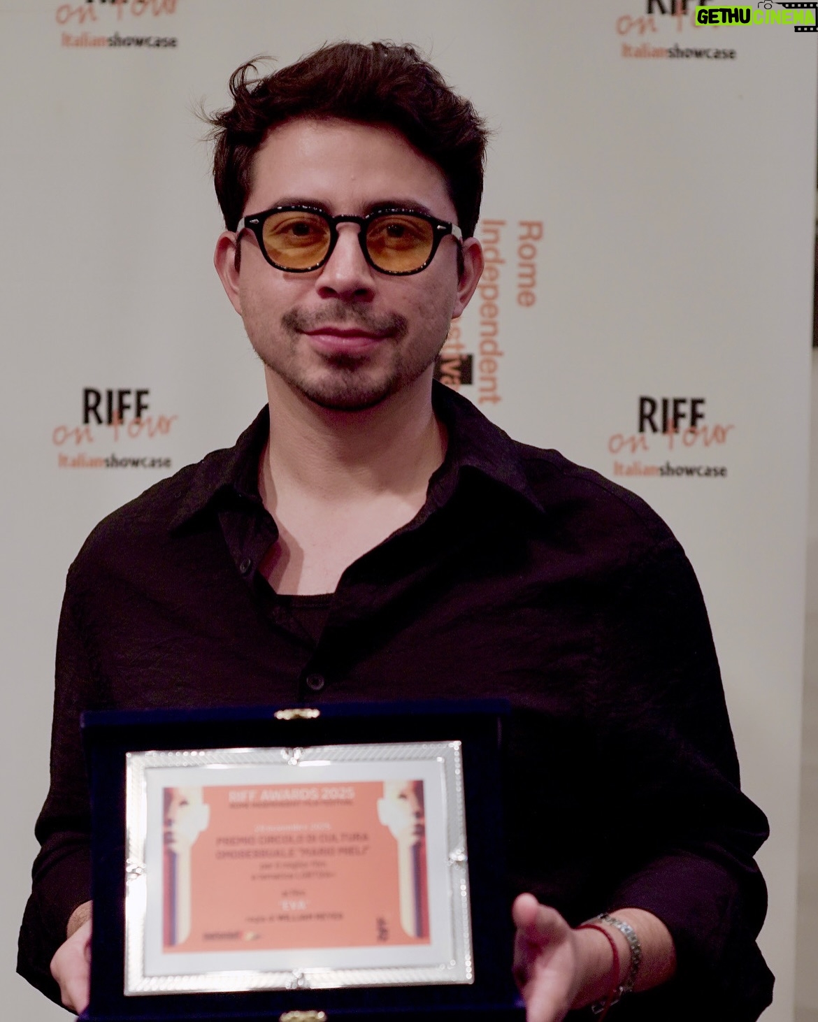 Endry Cardeño - 309 Likes - Es un honor anunciar que Eva ha sido distinguida con el premio a Mejor Película LGBTIQ  en el RIFF: Rome Independent Film Festival en su edición XXIV.

Celebramos este reconocimiento al talento hondureño y colombiano que permitió darle vida a esta historia.