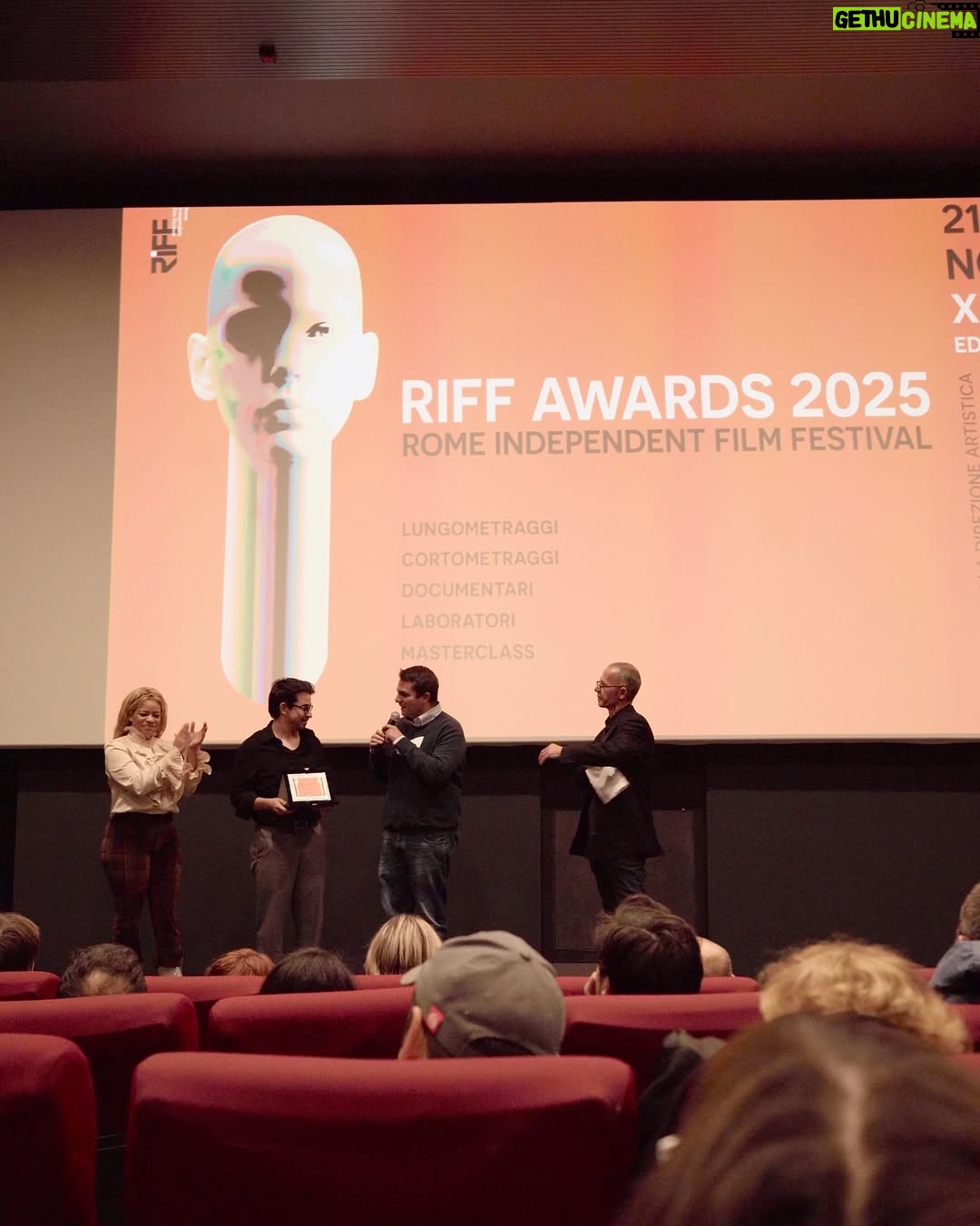 Endry Cardeño - 309 Likes - Es un honor anunciar que Eva ha sido distinguida con el premio a Mejor Película LGBTIQ  en el RIFF: Rome Independent Film Festival en su edición XXIV.

Celebramos este reconocimiento al talento hondureño y colombiano que permitió darle vida a esta historia.
