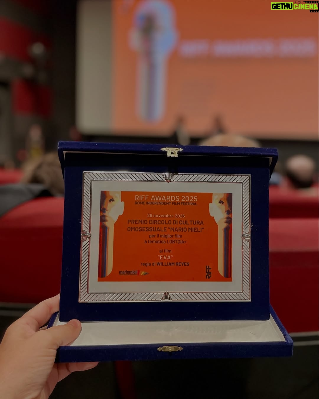 Endry Cardeño - 309 Likes - Es un honor anunciar que Eva ha sido distinguida con el premio a Mejor Película LGBTIQ  en el RIFF: Rome Independent Film Festival en su edición XXIV.

Celebramos este reconocimiento al talento hondureño y colombiano que permitió darle vida a esta historia.