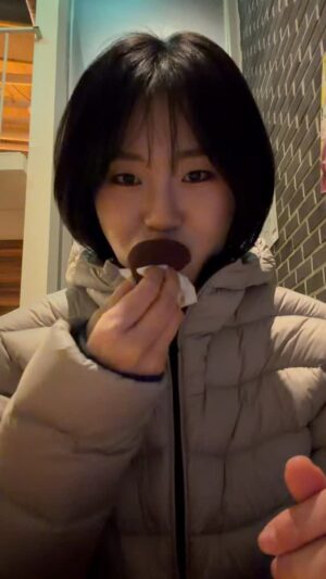 Eom Ji-yoon Instagram - 솔직히 두쫀쿠가 맛있음?ㅋ