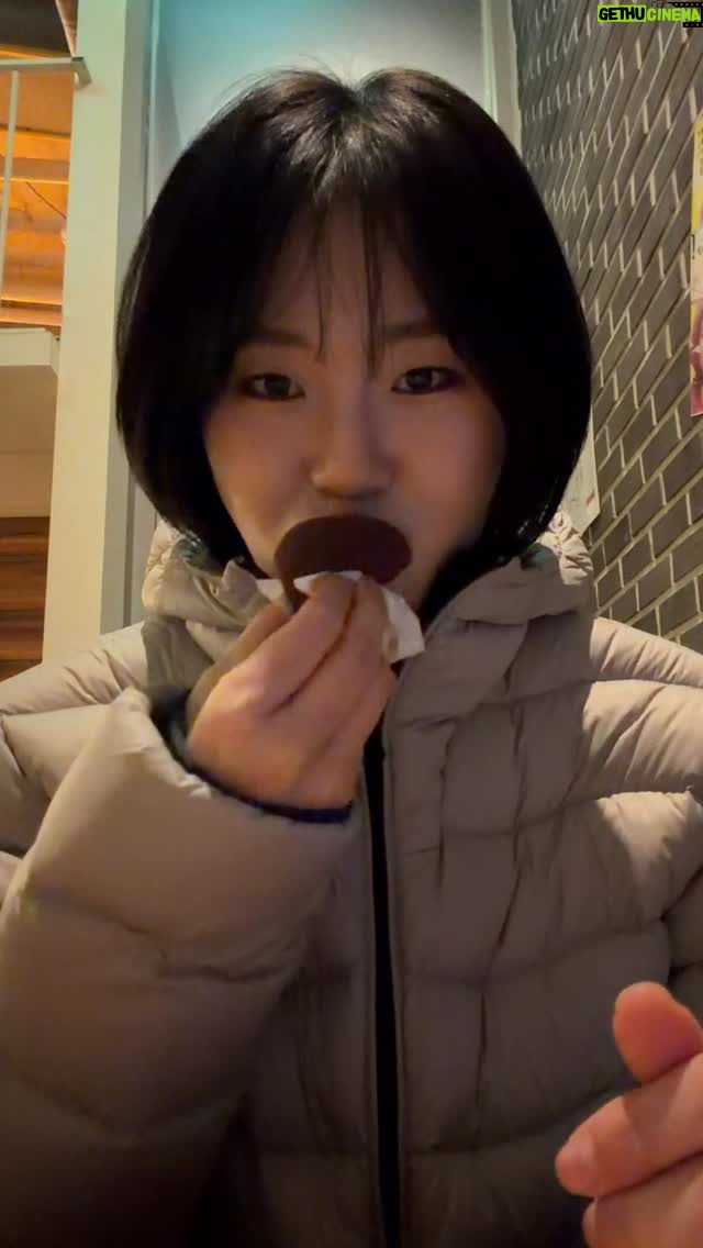 Eom Ji-yoon - 4.8K Likes - 솔직히 두쫀쿠가 맛있음?ㅋ