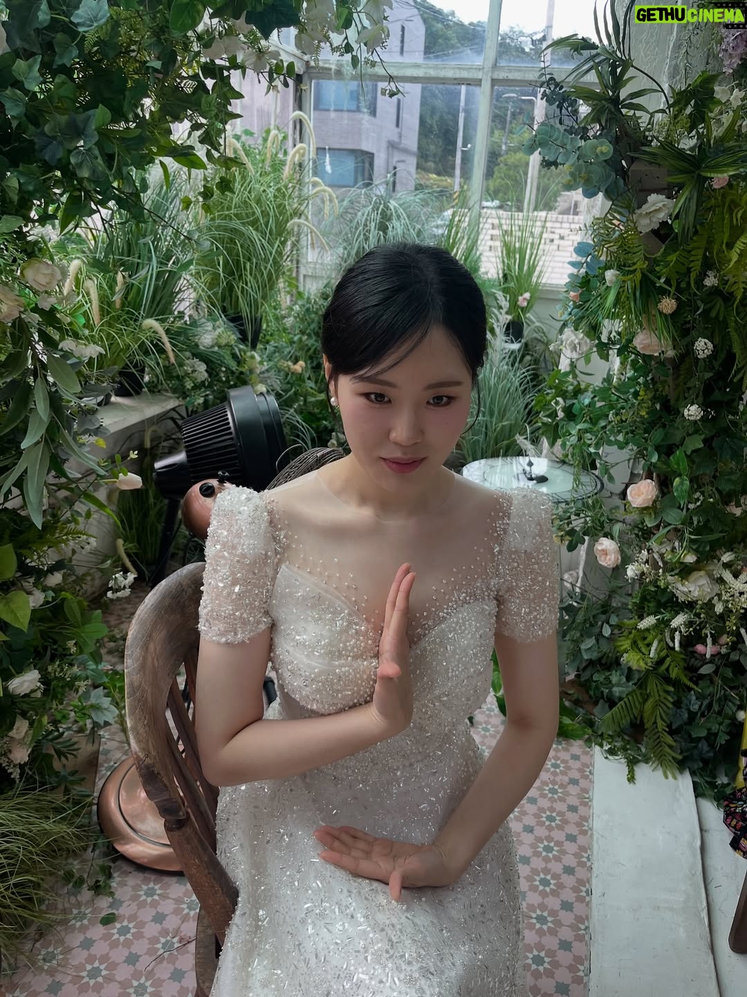 Eom Ji-yoon - 113.3K Likes - 결혼?