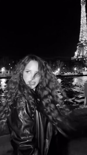 Erika Vélez Instagram - París, Louboutin & Erika .
@erikavelez
Producción @pablomosquerab
Hair @juliocesarcevalloss
Photography @leonfernandoph