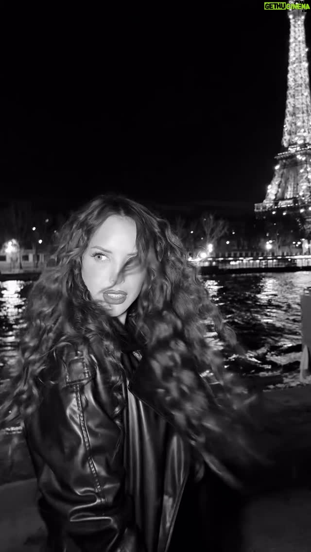 Erika Vélez - 7.9K Likes - París, Louboutin & Erika . 

@erikavelez 
Producción @pablomosquerab 
Hair @juliocesarcevalloss 
Photography @leonfernandoph