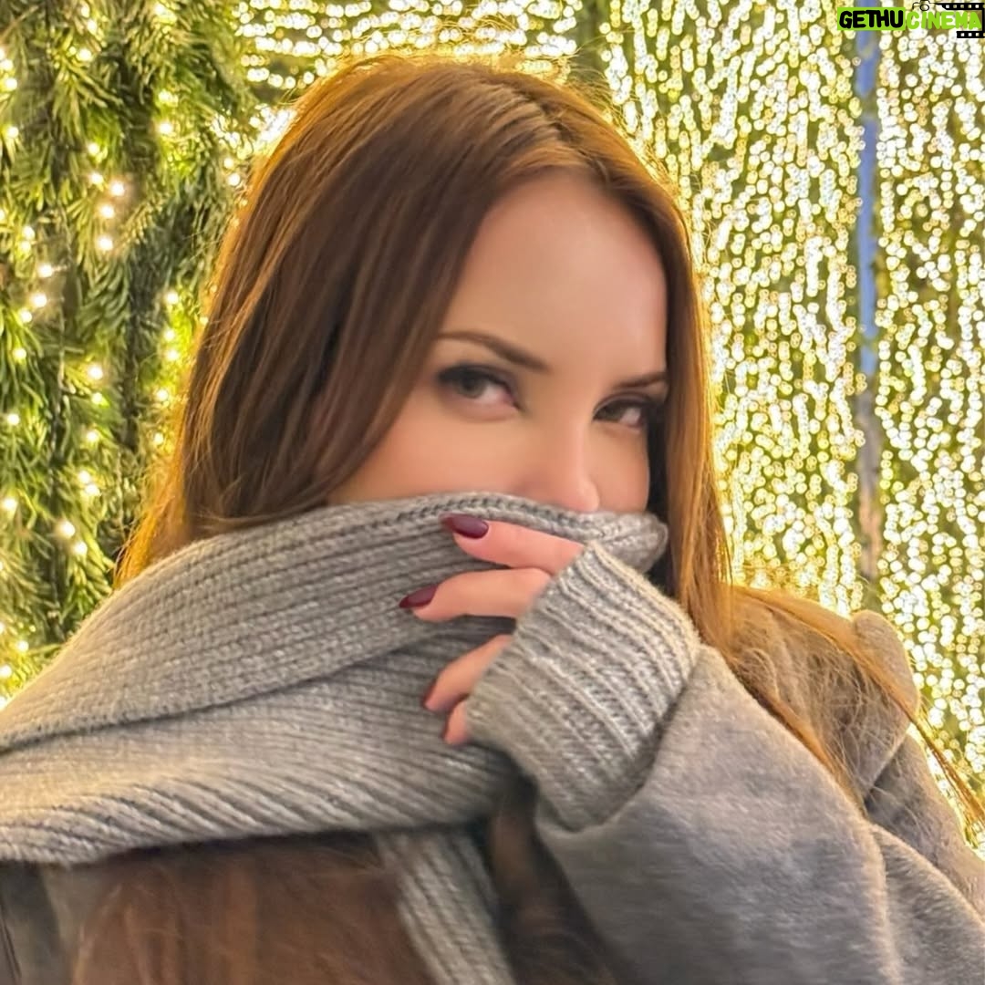 Erika Vélez - 67.9K Likes - Y si con frío 🥶 pero feliz como diría un amigo, “con frío pero en Paris” ❤️‍🔥❤️‍🔥❤️‍🔥