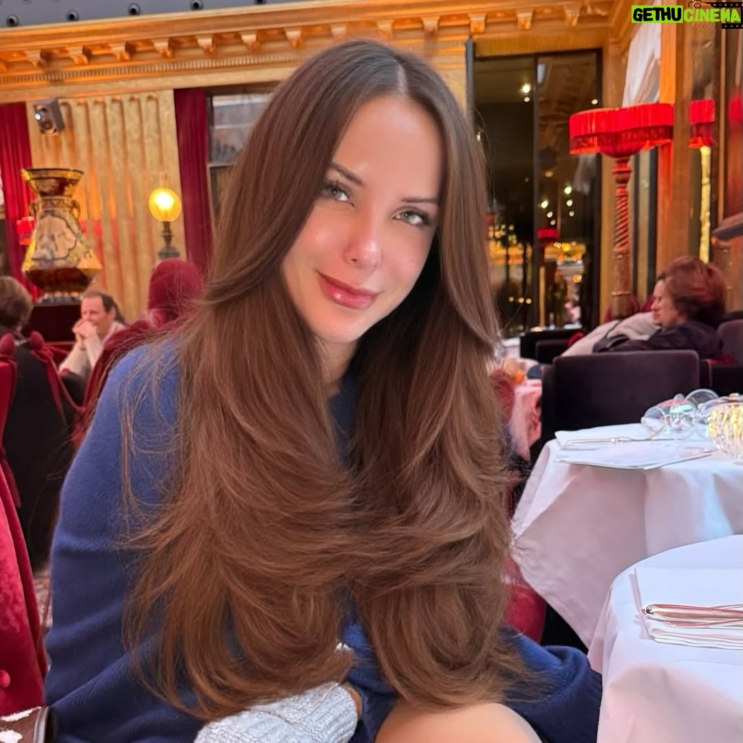 Erika Vélez - 67.9K Likes - Y si con frío 🥶 pero feliz como diría un amigo, “con frío pero en Paris” ❤️‍🔥❤️‍🔥❤️‍🔥