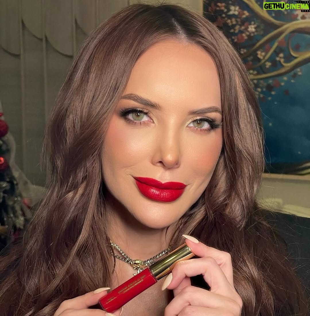 Erika Vélez - 9.2K Likes - Esta Navidad me miro al espejo y agradezco ✨
Cada sonrisa, cada abrazo, cada momento vivido.
Un maquillaje que acompaña lo que siento y celebra quién soy, 🤍💄
@lbelonline