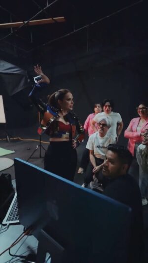 Erika Vélez Instagram - Producción Revista HOGAR Diciembre / Enero 2026
CRÉDITOS:
Editora general: Rosita Gonzalez-Artigas de Varenius
@rgonzalezartigas
Fotografía y Dirección Creativa: Fernando León
@leonfernandoph
Producción creativa: Pablo Mosquera
@the_pablomosquerab
Producción y conceptualización revista Hogar: Karla
Paredes @kamlaparedes
Asistencia de producción: Nadia Zamora
Dirección de Arte Editorial: Jael Vera @jaelsvv
Vestuario: Colección `Lumen Spring Summer 26’por
Fabrizio Celleri @fabriziocelleri
Video: @unamasfilms
Anillo: Luzma Joyas @luzmajoyas
Maquillaje: Ile Vásquez @ilemakeup
Estilista capilar: Julio César Cevallos @juliocesarcevalloss