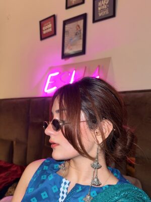Esha Shah Instagram - اور کچھ رونقیں اپنی ذات سے ہوا کرتی ہیں 🫠
