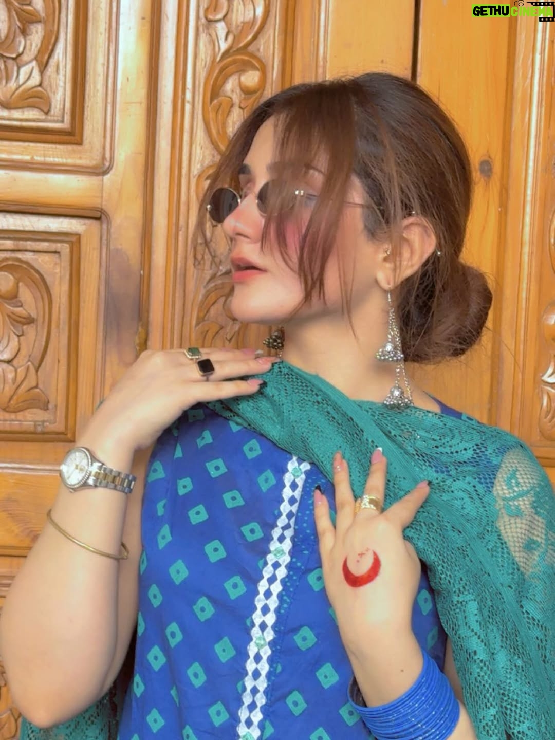 Esha Shah - 11.8K Likes - اور کچھ رونقیں اپنی ذات سے ہوا کرتی ہیں 🫠