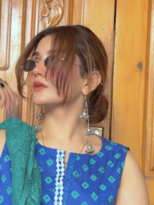 Esha Shah Instagram - اور کچھ رونقیں اپنی ذات سے ہوا کرتی ہیں 🫠