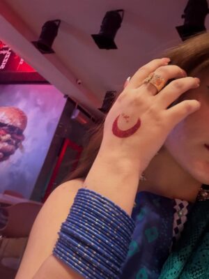 Esha Shah Instagram - اور کچھ رونقیں اپنی ذات سے ہوا کرتی ہیں 🫠