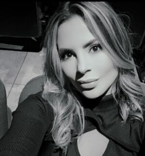 Estefanía Gómez Instagram - Pienso, luego existo.🫀
